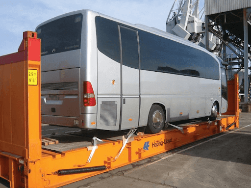 Flat rack kontejner s naloženým autobusem