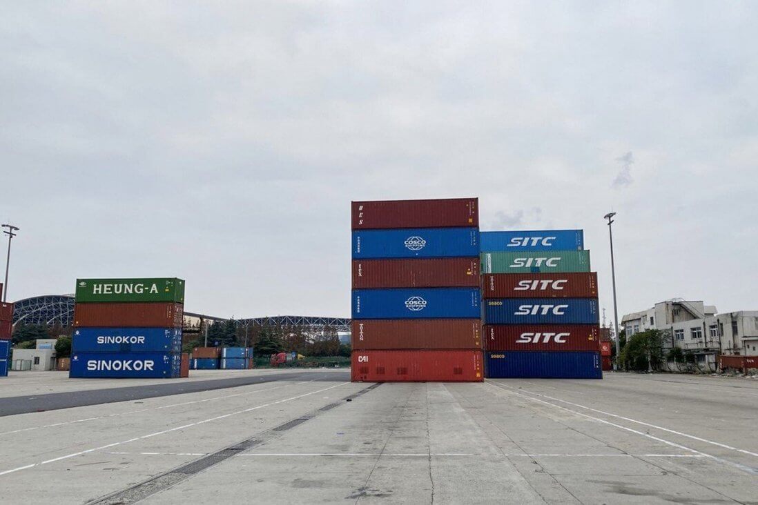 Contenidors de mercaderies buits apilats al port de Waigaoqiao de Xangai - Falta de contenidors 2021