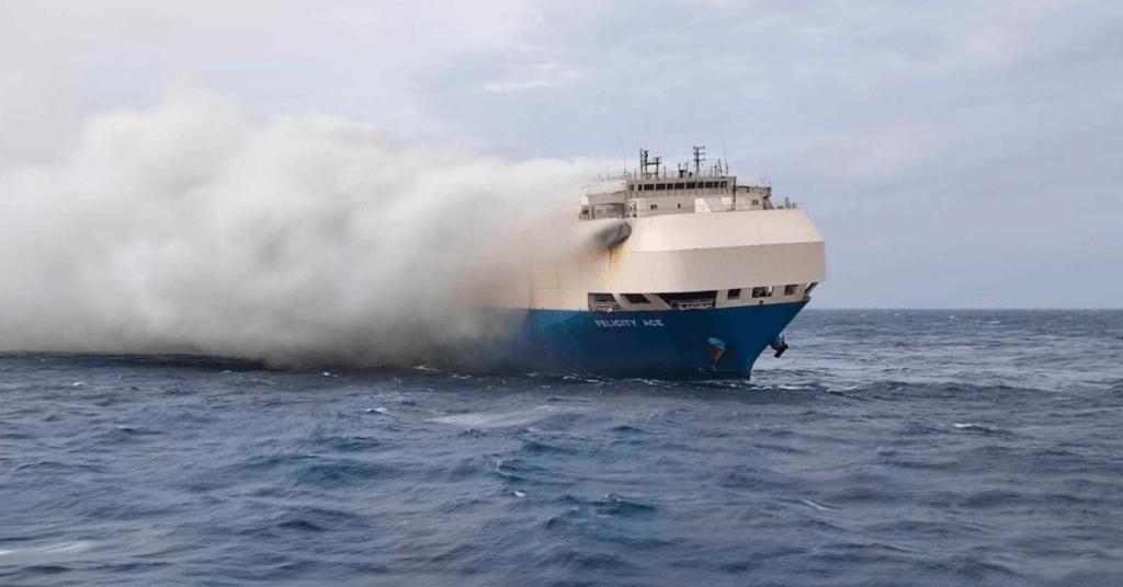 Um navio carregando US $ 400 milhões em carros de luxo em chamas