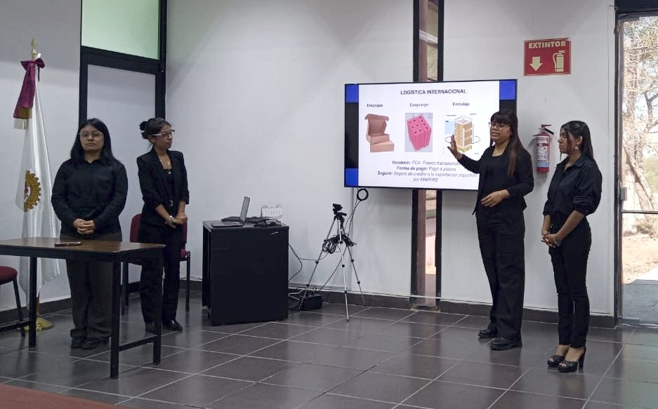 Four students from Instituto Tecnológico Superior de Lerdo showing their final project created using EasyCargo