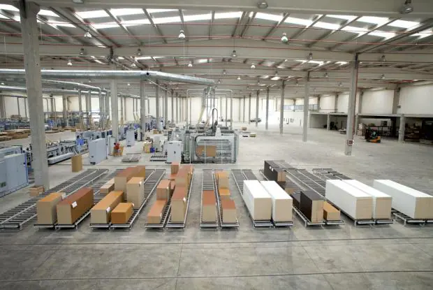 Talesa cuenta con más de 12.000 m² de almacén para el almacenamiento continuo de tableros. Utilizan EasyCargo para optimizar sus envíos.