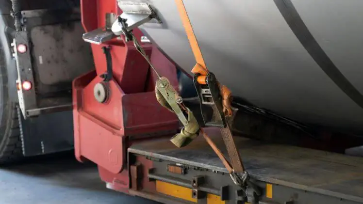 Mecanismos de segurança utilizados em um flatbed trailer para o transporte de carga