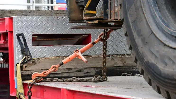 Mecanismos de segurança utilizados em um flatbed trailer no transporte de carga
