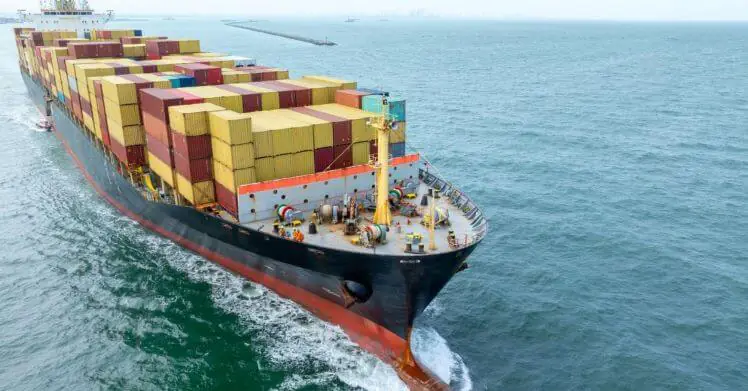 Navio porta-contentores totalmente carregado graças à calculadora CBM