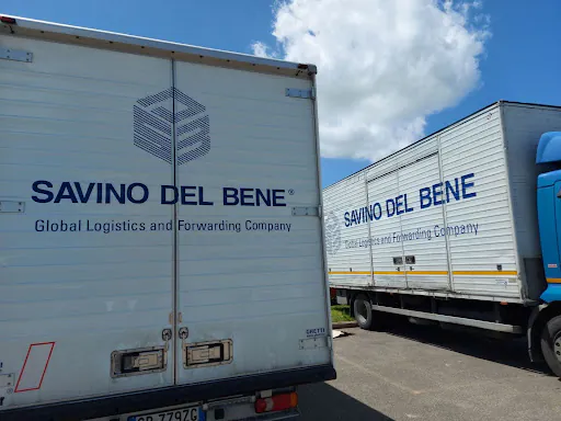 Flota de camiones de Savino Del Bene, especializada en transporte nacional e internacional de mercancías.
