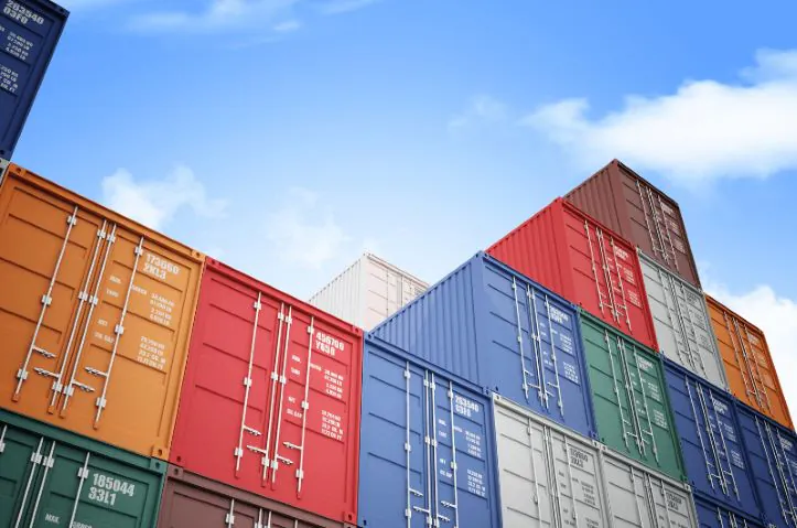 Loaded containers are waiting at the port 