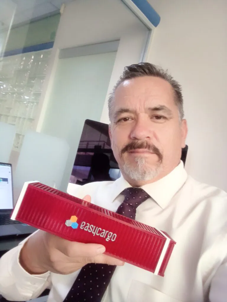 Professor Luis Cortés Domínguez von der Universidad Politécnica de Aguascalientes mit dem Container Challenge Puzzle, das Ladeplanungs-Herausforderungen demonstriert