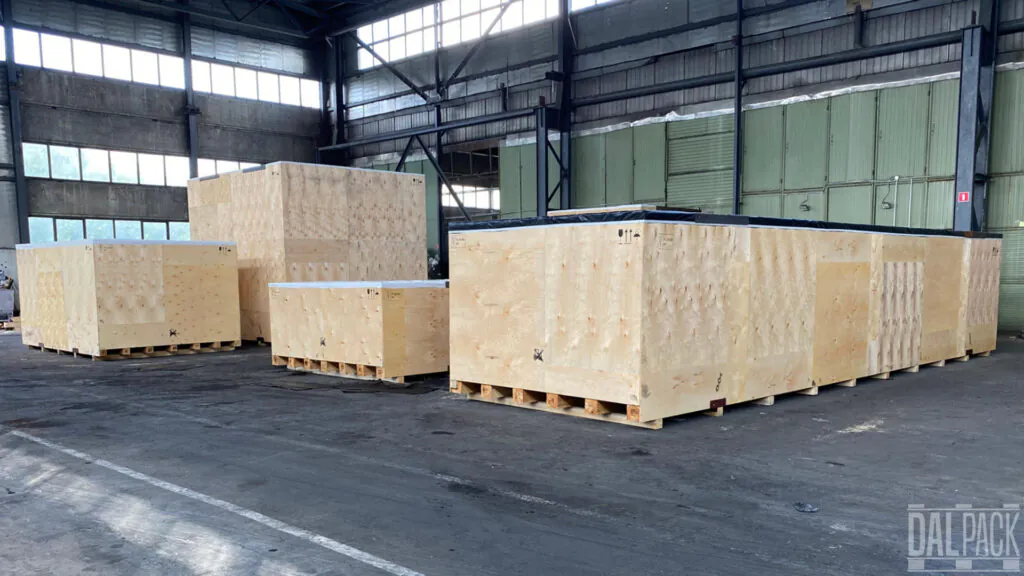 Drewniane skrzynie transportowe z&nbsp;ładunkami ponadgabarytowymi przygotowane do&nbsp;wysyłki przez DAL-PACK