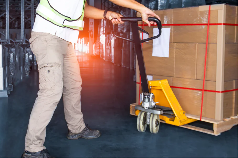 Pallet loading in a warehouse with a worker using a pallet lifter and a 3D pallet calculator.