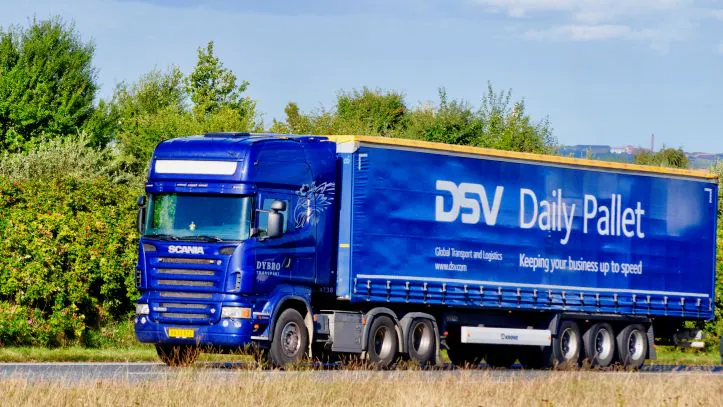 DSV truck transporting palletized cargo with “Daily Pallet” branding