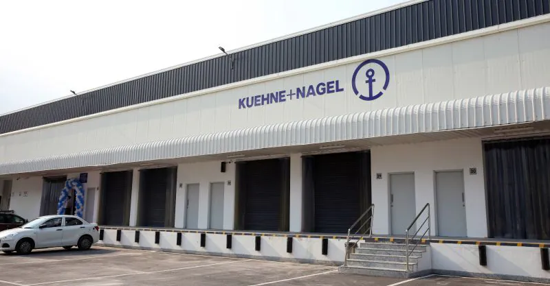 Kuehne + Nagel Logistics Lager- und Distributionszentrum Kuehne + Nagel Logistics Lager mit Verladerampen für Logistik, Frachtverteilung und Supply-Chain-Operationen.