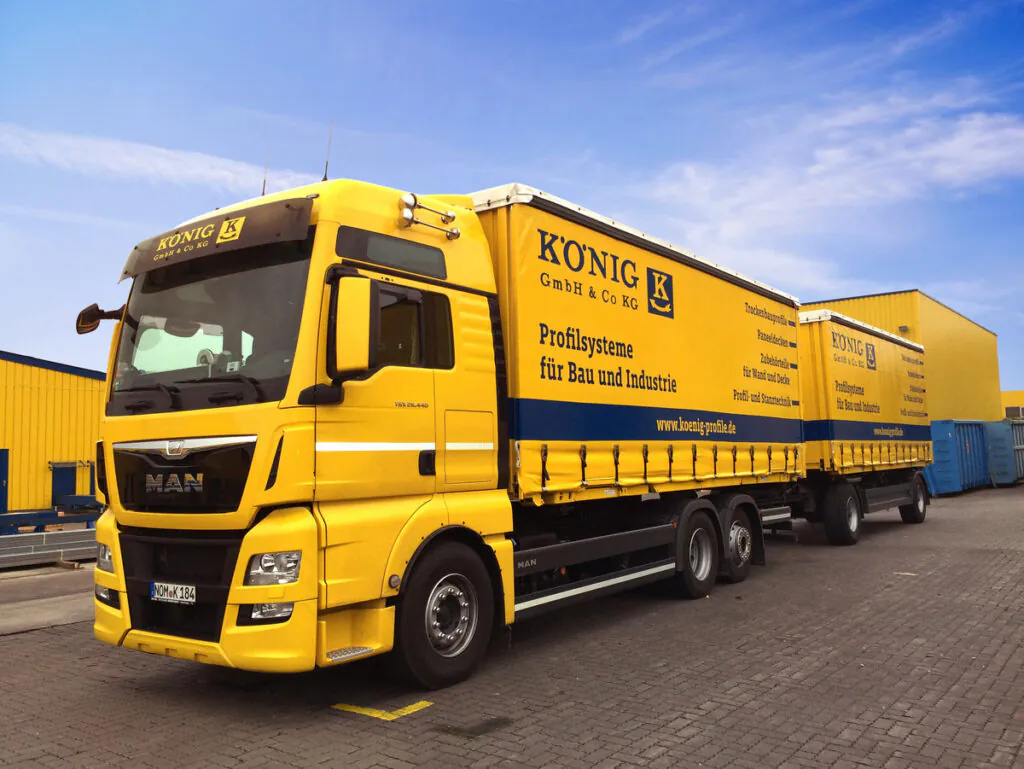 KÖNIG Profilsysteme Lieferwagen KÖNIG Profilsysteme GmbH & Co KG gelber LKW an der Logistikanlage